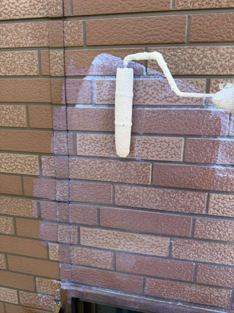【クリア塗装】<br />
補修とタッチアップを終えた後、クリア塗料をローラーで施工しました。<br />
<br />
透明な塗膜によって、既存外壁の色や柄を見せながら表面を保護します。<br />
<br />
クリア塗装の大きな特徴は、一般的な色付き塗装のように住宅の印象を大幅に変更せず、現在のサイディングデザインを活かせることです。<br />
<br />
「今の外壁が気に入っているから塗りつぶしたくない」という住宅では、外壁状態を確認したうえで検討できる選択肢の一つです。